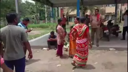 নবদ্বীপ: সাংসারিক অশান্তির জেরে মালঞ্চপাড়া অফিস ঘাট রোডে গলায় ফাঁস দিয়ে আত্মঘাতী যুবক, উদ্ধার করে পাঠানো হল হাসপাতালে