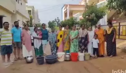 కామారెడ్డి: చిన్నమల్లరెడ్డిలో నీటి ఎద్దడిని నిరసిస్తూ ఖాళీ బిందెలతో కాలనీ వాసుల నిరసన