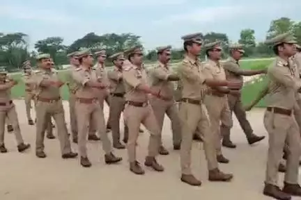 बलरामपुर: एसपी ने पुलिस लाइन में साप्ताहिक परेड का निरीक्षण किया, स्वास्थ्य एवं दक्षता की परख हेतु टोलीवार ड्रिल कराई गई
