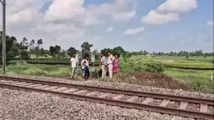 চোপড়া: শুক্রবার সকালে চোপড়ার সোনাপুর গ্রাম পঞ্চায়েতের কাঁঠালবাড়ি এলাকায় রেললাইনে কাটা পড়ে মৃত্যু অজ্ঞাত পরিচয় ব্যক্তির
