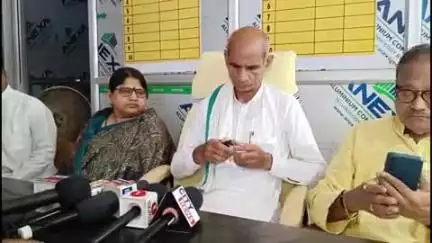 बिहार: बड़ी पहाड़ी स्थित जन सुराज पार्टी कार्यालय में जिला अध्यक्ष ने प्रेस कॉन्फ्रेंस कर चुनाव आयोग का जताया आभार