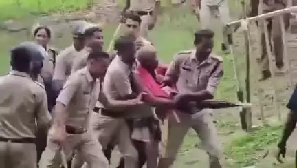 रायगढ़ के तमनार क्षेत्र के गांव में पेड़ की कटाई की विरोध करने वाले ग्रामीणों को प्रशाषन बस में डालकर गिरफ्तारी कर रहे । आपका बीपीएस पोया