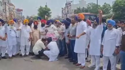 ਹੁਸ਼ਿਆਰਪੁਰ: ਸ਼੍ਰੋਮਣੀ ਅਕਾਲੀ ਦਲ ਦੇ ਵਰਕਰਾਂ ਨੇ ਪ੍ਰਭਾਤ ਚੌਕ ਵਿੱਚ ਫੂਕਿਆ ਸੀਐੱਮ ਦਾ ਪੁਤਲਾ, ਮਜੀਠੀਆ ਦੀ ਗ੍ਰਿਫ਼ਤਾਰੀ ਦਾ ਕੀਤਾ ਵਿਰੋਧ