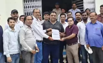 ताखा: विद्यालय मर्जर के विरोध में शिक्षकों ने खंड शिक्षा अधिकारी को सौंपा ज्ञापन, 5 जुलाई से आंदोलन की दी चेतावनी