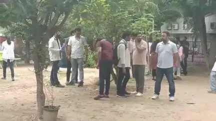 अजमेर: जवाहरलाल नेहरू अस्पताल में रेजिडेंट्स की हड़ताल तीसरे दिन भी जारी, रेजिडेंट डॉक्टर ने श्रमदान कर जताई नाराजगी