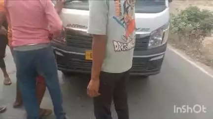 सिरौली गौसपुर: अगामपुर पक्के तालाब के पास पिकअप डाले ने बाइक सवार को जोरदार टक्कर मारी, बाइक सवार को आई चोटें और बाइक हुई क्षतिग्रस्त
