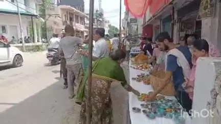हमीरपुर: भगवान जगन्नाथ की यात्रा के दौरान हमीरपुर में स्थानीय व्यापारियों ने जलेबी और पकोड़े का भंडारा लगाया