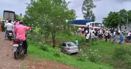 सीहोर: जताखेड़ा के पास हाइवे पर सड़क हादसा, दो कारें खंती में उतरीं, दो लोग घायल