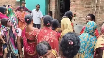 রামপুরহাট ২: বাতিনা গ্রামে প্রেমিকাকে খুন করে গলায় দড়ির ফাঁস দিয়ে আত্মঘাতী প্রেমিক, কী জানালেন প্রেমিকার পরিবারের লোকজন