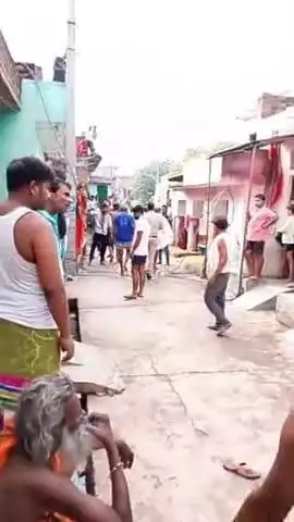 जालौन: सलावाद गांव का एक वीडियो सोशल मीडिया पर वायरल, दो पक्षों में मारपीट, पुलिस मौके पर पहुंची