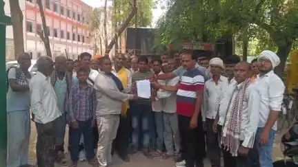 उन्नाव: बरवट गांव में नहर पुल का 6 महीने पहले शुरू हुआ निर्माण कार्य नहीं हुआ पूरा सैकड़ों ग्रामीण पहुंचे डीएम ऑफिस #jansamasya