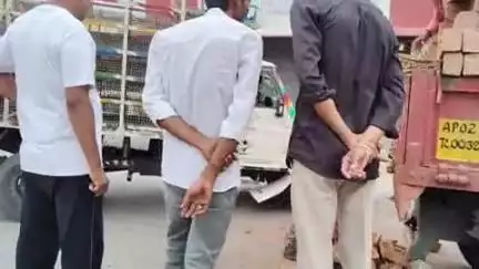 అనంతపురం నగరంలోని ఎన్టీఆర్ మార్గ్ లో ట్రాక్టర్ ను ఢీకొన్న బొలెరో వాహనం, తప్పిన పెను ప్రమాదం