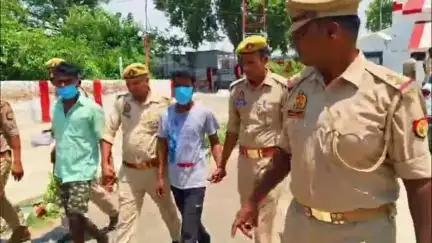 गाज़ीपुर: गाजीपुर सिटी रेलवे स्टेशन के प्लेटफार्म नंबर एक के पास से दो साथी चोर गिरफ्तार, भारी मात्रा में सामान बरामद