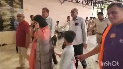 મોડાસા: બાલકદાસજી મંદિરેથી રથયાત્રા નો પ્રારંભ કરાવતા કલેકટર