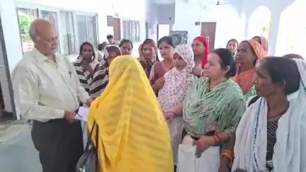 कन्नौज: कलेक्ट्रेट में आशा बहुओं ने ग्रामीण क्षेत्र में V I सिम कार्ड में नेटवर्क की समस्या को लेकर दिया ज्ञापन