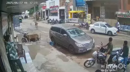 ખંભાળિયા: ખંભાળિયા અને દ્વારકા શહેરમાં જાહેર વરસાદી માહોલ વચ્ચે જાહેર રોડ પર આખલા યુદ્ધ ના દૃશ્યો સામે આવ્યા#jansamasya