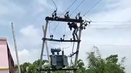 राजपुर: सुजायतपुर गांव: ग्रामीणों ने आपसी सहयोग से ट्रांसफार्मर की मरम्मत कराई, ज़िम्मेदार रहे बेपरवाह
