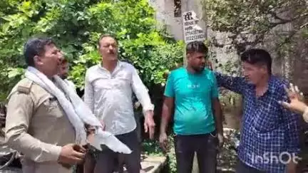 औरैया: दिबियापुर क्षेत्र के सहायल रोड पर तेज गति से चल रहा ऑटो पलटा, दो किशोर हुए घायल
