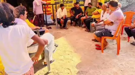 इटवा: बलुआ में नगर पंचायत अध्यक्ष ने अमन श्रीवास्तव के पिता के निधन पर उनके आवास पर पहुंचकर व्यक्त की शोक संवेदना