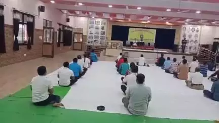 अंतरराष्ट्रीय योग दिवस पर जिला स्तरीय आयोजन में प्रशांत कुमार गौतम 
ने दिया योग प्रशिक्षण (विंध्य स्टोरी समाचार)