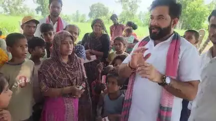आज दिनांक को 136 ददरौल विधानसभा में पीडीए मीटिंग के  दौरान एक गरीब परिवार से मुलाकात हुई और उनको देखकर उनके विचारों को सुनकर मन भावुक हुआ। प्रशासन से निवेदन है। प्रार्थना है। ऐसे लोगों की तत्काल मदद की जाए जी जिनके पास रहने खाने का कोई साधन