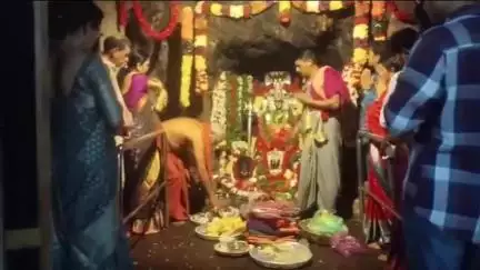 లోవ అటవీ ప్రాంతంలో వెలిసిన అమ్మవారికి పిండి వంటకాలు నైవేద్యాలుగా సమర్పించిన భక్తులు