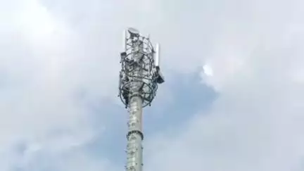 कलेक्ट्रेट में मोबाइल टावर पर चढ़ा फरियादी, जिला प्रशासन और पुलिस प्रशासन उसे उतारने का कर रहा है प्रयास