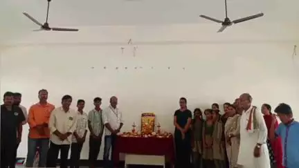 ಹಗರಿಬೊಮ್ಮನಹಳ್ಳಿ: ಪಟ್ಟಣದ ತಾಲೂಕು ಆಡಳಿತದ ವತಿಯಿಂದ, ಕಚೇರಿ ಸಭಾಂಗಣದಲ್ಲಿ ನಾಡಪ್ರಭು ಕೆಂಪೇಗೌಡರ ಜಯಂತಿ ಆಚರಣೆ