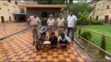 सीकर: कोतवाली पुलिस ने महिला के गले से सोने की चेन और मोबाइल छीनने के आरोप में 2 आरोपियों को किया गिरफ्तार