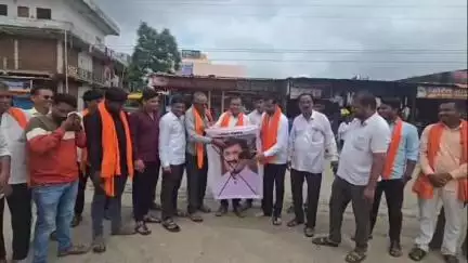 सेनगाव: ठाकरे गटाच्या वतीने वादग्रस्त वक्तव्य केल्याप्रकरणी आमदार बबनराव लोणीकर यांच्या फोटोला तहसील परिसरात जोडे मारून आंदोलन
