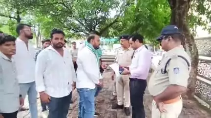 नरसिंहपुर: गन्ने का बकाया भुगतान करवाने , किसानों ने चतुर्भुज कंपनी के खिलाफ कलेक्ट्रेट में DM को सौपा ज्ञापन#jansamasya