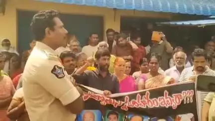 ఇళ్ల స్థలాలు కోల్పోయిన వారికి పరిహారం ఇవ్వండి: సిపిఎం మండల కార్యదర్శి సుధాకర్