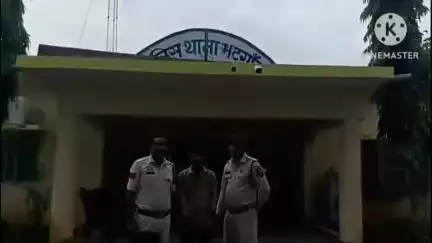 ग्राम चुरेला में 40 पाव देसी प्लेन शराब के साथ भटगांव पुलिस ने एक आरोपी को किया गिरफ्तार