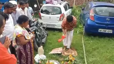 ইংরেজবাজার: রথযাত্রার পূণ তিথিতে খুঁটি পূজার মধ্য দিয়ে গণেশ চতুর্থী পূজার প্রস্তুতি শুরু করল নবকৃষ্ণ পল্লী সাবওয়ে গেট বিনায়ক সংঘ