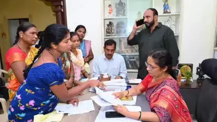 పాణ్యం: కల్లూరు అర్బన్ మాధవి నగర్ లో  ప్రజా సమస్యల పరిష్కరణ వేదిక కార్యక్రమంలో పాల్గొన్న, MLA గౌరు చరిత రెడ్డి