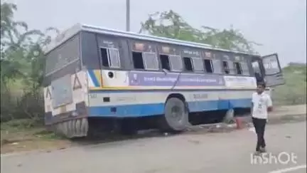 किशनगढ़: सरगांव पुलिया क्षेत्र में अनियंत्रित होकर रोडवेज बस फुटपाथ पर चढ़ी, मौके पर मची अफरा-तफरी, गनीमत रही बड़ा हादसा टला
