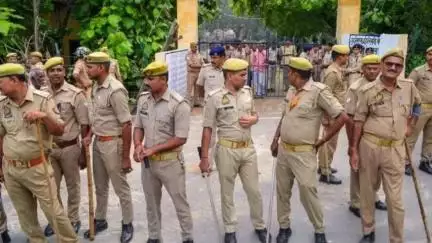 रील के लिए नहीं मिला कंटेंट तो पुलिसकर्मियों ने अर्थी को दे दिया कंधा!, लोग बोले- इन्हें इंस्टा से बैन कर देना चाहिए