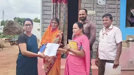 ಹಗರಿಬೊಮ್ಮನಹಳ್ಳಿ: ಉಲುವತ್ತಿ ಗ್ರಾಮದಲ್ಲಿ ಮನೆ ಬಾಗಿಲಿಗೆ ತೆರಳಿ ವಿಧವಾ ವೇತನ ಫಲಾನುಭವಿಗಳಿಗೆ,ಮಂಜೂರತಿ ಆದೇಶ ಪ್ರತಿ ವಿತರಿಸಿದ ತಹಶೀಲ್ದಾರ್;ಕವಿತಾ