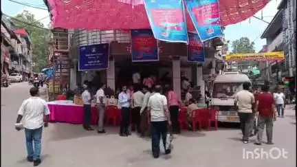 हमीरपुर: गांधी चौक पर एसबीआई ब्रांच मट्टनसिद्ध की ओर से रक्तदान शिविर का आयोजन किया गया
