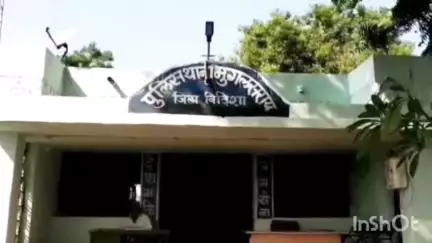 सिरोंज: मुगलसराय के पास आवारा मवेशी को बचाने में मोटरसाइकिल गिरी, चालक घायल