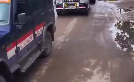 ललितपुर: एसपी ने सदर कोतवाली क्षेत्र में भारी पुलिस फोर्स के साथ जगन्नाथ शोभा यात्रा के रास्तों पर फ्लैग मार्च किया