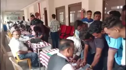 बुरहानपुर नगर: बुरहानपुर: इंदिरा कॉलोनी के ऑडिटोरियम में रोजगार मेले का आयोजन, बेरोजगारों ने कराया पंजीयन