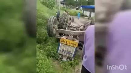 মানিকচক: বাঁধের ওপর থেকে নিচে পাল্টি করে গেল দুরন্ত গতিতে আসার ট্রাক্টর, চাঞ্চল্য দক্ষিণ চন্ডিপুর এলাকায়