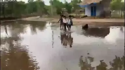शिवपुरी: सिरसौद के खूबतपुरा शासकीय स्कूल में जलभराव, सांप निकलने से छात्र बेहाल और दहशत में