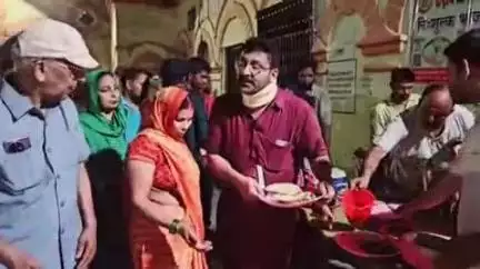 सुल्तानपुर: राष्ट्रीय सामाजिक सेवा संघ ने गुरुवार रात स्वशासी राज्यकीय मेडिकल कॉलेज में निःशुल्क भोजन वितरण कार्यक्रम कराया