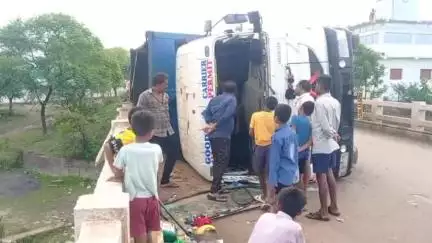 गुण्डरदेही: बघमरा तांदुला पुल में अनियंत्रित होकर पलटा 16 चक्का रेत से भरा हाईवा वाहन, चालक बाल-बाल बचा