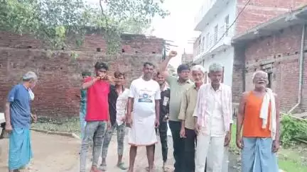 करगहर: रीवा पथ पर गंदी नाली के पानी बहने और टूटने से नाराज लोग, स्थानीय विधायक के विरोध में की नारेबाजी #jansamasya