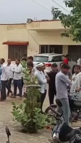 आमेर: पूरावाला निवासी युवक की करंट लगने से हुई मौत के मामले में न्याय की मांग को लेकर धरने पर बैठे ग्रामीण