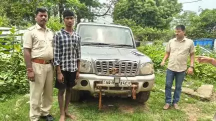 ପରଜଙ୍ଗ: ସ୍ଥାନୀୟ ଥାନା ଅଞ୍ଚଳରେ ପୋଲିସର ଚଢ଼ାଉ, ଦେଶୀ ମଦ ସହ ଗାଡି ଜବତ