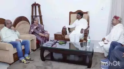 जगदलपुर: वन मंत्री केदार कश्यप ने सर्किट हाउस में राज्य महिला आयोग की अध्यक्ष डॉ. किरणमयी नायक से की मुलाकात